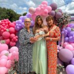 Sarah Lopez Instagram – Pour ma première fête des mères, j’avais à cœur de réunir chez moi, les femmes qui m’inspirent : ma maman et ma belle-maman. J’avais envie de leur offrir un joli dimanche en famille comme on les aime tous, avec quelques surprises. Pour tout ça, j’ai pu compter sur la génialissime @ohmonamour_ , la merveilleuse @madecoxxl , la super douée @bloomroom.fr et le buffet incroyable @lamaisondubrunch06 Je vous invite vivement à aller les soutenir sur leurs comptes. Elles le méritent tellement. Tout cela s’inscrit dans mon nouveau projet @kidsandparties qui a pour but de réunir les meilleurs prestataires pour l’événementiel. Et l’aventure ne fait que commencer 🙌🏼