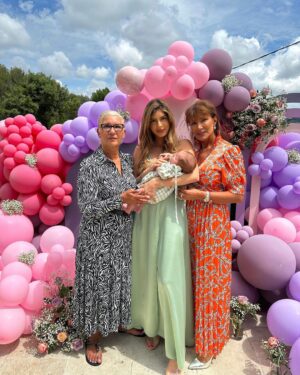Sarah Lopez Instagram - Pour ma première fête des mères, j’avais à cœur de réunir chez moi, les femmes qui m’inspirent : ma maman et ma belle-maman. J’avais envie de leur offrir un joli dimanche en famille comme on les aime tous, avec quelques surprises. Pour tout ça, j’ai pu compter sur la génialissime @ohmonamour_ , la merveilleuse @madecoxxl , la super douée @bloomroom.fr et le buffet incroyable @lamaisondubrunch06 Je vous invite vivement à aller les soutenir sur leurs comptes. Elles le méritent tellement. Tout cela s’inscrit dans mon nouveau projet @kidsandparties qui a pour but de réunir les meilleurs prestataires pour l’événementiel. Et l’aventure ne fait que commencer 🙌🏼