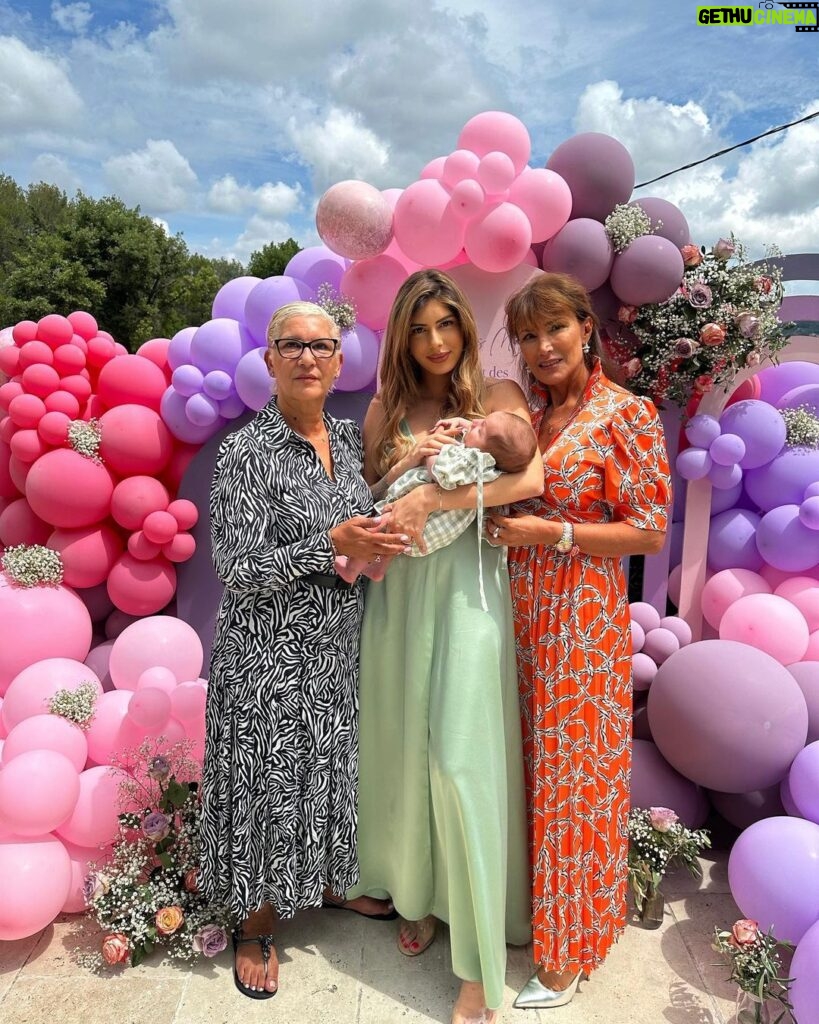 Sarah Lopez Instagram - Pour ma première fête des mères, j’avais à cœur de réunir chez moi, les femmes qui m’inspirent : ma maman et ma belle-maman. J’avais envie de leur offrir un joli dimanche en famille comme on les aime tous, avec quelques surprises. Pour tout ça, j’ai pu compter sur la génialissime @ohmonamour_ , la merveilleuse @madecoxxl , la super douée @bloomroom.fr et le buffet incroyable @lamaisondubrunch06 Je vous invite vivement à aller les soutenir sur leurs comptes. Elles le méritent tellement. Tout cela s’inscrit dans mon nouveau projet @kidsandparties qui a pour but de réunir les meilleurs prestataires pour l’événementiel. Et l’aventure ne fait que commencer 🙌🏼