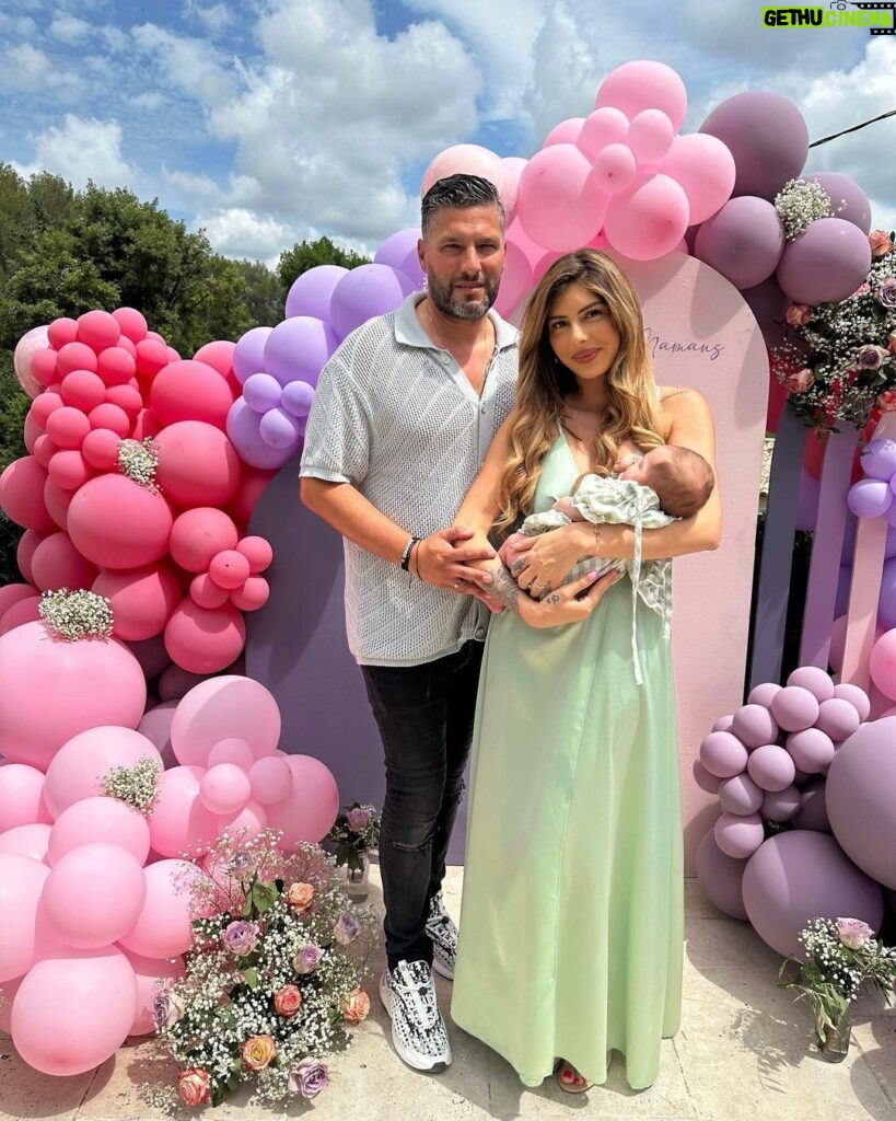 Sarah Lopez Instagram - Pour ma première fête des mères, j’avais à cœur de réunir chez moi, les femmes qui m’inspirent : ma maman et ma belle-maman. J’avais envie de leur offrir un joli dimanche en famille comme on les aime tous, avec quelques surprises. Pour tout ça, j’ai pu compter sur la génialissime @ohmonamour_ , la merveilleuse @madecoxxl , la super douée @bloomroom.fr et le buffet incroyable @lamaisondubrunch06 Je vous invite vivement à aller les soutenir sur leurs comptes. Elles le méritent tellement. Tout cela s’inscrit dans mon nouveau projet @kidsandparties qui a pour but de réunir les meilleurs prestataires pour l’événementiel. Et l’aventure ne fait que commencer 🙌🏼