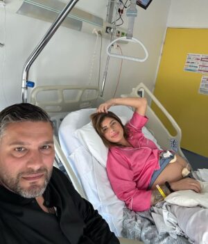 Sarah Lopez Instagram - Gérald et moi sommes heureux de partager avec vous, la toute première photo de notre trésor (et plein d’autres souvenirs figés). Après plusieurs jours à la maternité, quelques complications inattendues, Aaliyah a enfin découvert sa nouvelle maison et se porte, grâce à Dieu, comme un charme. Elle vous envoie depuis sa chambre de princesse, beaucoup de douceur, de tendresse et surtout énormément d’amour. Elle vient agrandir la plus belle des familles : celle que mon homme (qui a été d’un soutien et d’une force incroyable) m’a offert. Elle comble ses parents, son oncle et sa tante, ses grands-parents, son frère et sa sœur … et vous remercie pour toutes les jolies choses que vous avez dit, envoyé, partagé pour elle et à son sujet. À toutes les tatas et tontons du web, mille mercis ! À toute les équipes médicales (c’est important !), mille autres remerciements et une immense gratitude ❤️