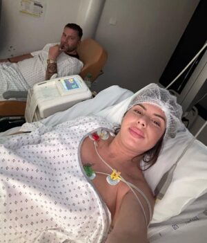 Sarah Lopez Instagram - Gérald et moi sommes heureux de partager avec vous, la toute première photo de notre trésor (et plein d’autres souvenirs figés). Après plusieurs jours à la maternité, quelques complications inattendues, Aaliyah a enfin découvert sa nouvelle maison et se porte, grâce à Dieu, comme un charme. Elle vous envoie depuis sa chambre de princesse, beaucoup de douceur, de tendresse et surtout énormément d’amour. Elle vient agrandir la plus belle des familles : celle que mon homme (qui a été d’un soutien et d’une force incroyable) m’a offert. Elle comble ses parents, son oncle et sa tante, ses grands-parents, son frère et sa sœur … et vous remercie pour toutes les jolies choses que vous avez dit, envoyé, partagé pour elle et à son sujet. À toutes les tatas et tontons du web, mille mercis ! À toute les équipes médicales (c’est important !), mille autres remerciements et une immense gratitude ❤️