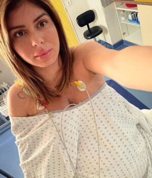 Sarah Lopez Instagram - Gérald et moi sommes heureux de partager avec vous, la toute première photo de notre trésor (et plein d’autres souvenirs figés). Après plusieurs jours à la maternité, quelques complications inattendues, Aaliyah a enfin découvert sa nouvelle maison et se porte, grâce à Dieu, comme un charme. Elle vous envoie depuis sa chambre de princesse, beaucoup de douceur, de tendresse et surtout énormément d’amour. Elle vient agrandir la plus belle des familles : celle que mon homme (qui a été d’un soutien et d’une force incroyable) m’a offert. Elle comble ses parents, son oncle et sa tante, ses grands-parents, son frère et sa sœur … et vous remercie pour toutes les jolies choses que vous avez dit, envoyé, partagé pour elle et à son sujet. À toutes les tatas et tontons du web, mille mercis ! À toute les équipes médicales (c’est important !), mille autres remerciements et une immense gratitude ❤️