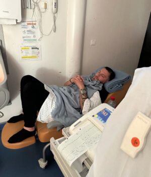 Sarah Lopez Instagram - Gérald et moi sommes heureux de partager avec vous, la toute première photo de notre trésor (et plein d’autres souvenirs figés). Après plusieurs jours à la maternité, quelques complications inattendues, Aaliyah a enfin découvert sa nouvelle maison et se porte, grâce à Dieu, comme un charme. Elle vous envoie depuis sa chambre de princesse, beaucoup de douceur, de tendresse et surtout énormément d’amour. Elle vient agrandir la plus belle des familles : celle que mon homme (qui a été d’un soutien et d’une force incroyable) m’a offert. Elle comble ses parents, son oncle et sa tante, ses grands-parents, son frère et sa sœur … et vous remercie pour toutes les jolies choses que vous avez dit, envoyé, partagé pour elle et à son sujet. À toutes les tatas et tontons du web, mille mercis ! À toute les équipes médicales (c’est important !), mille autres remerciements et une immense gratitude ❤️