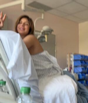 Sarah Lopez Instagram - Gérald et moi sommes heureux de partager avec vous, la toute première photo de notre trésor (et plein d’autres souvenirs figés). Après plusieurs jours à la maternité, quelques complications inattendues, Aaliyah a enfin découvert sa nouvelle maison et se porte, grâce à Dieu, comme un charme. Elle vous envoie depuis sa chambre de princesse, beaucoup de douceur, de tendresse et surtout énormément d’amour. Elle vient agrandir la plus belle des familles : celle que mon homme (qui a été d’un soutien et d’une force incroyable) m’a offert. Elle comble ses parents, son oncle et sa tante, ses grands-parents, son frère et sa sœur … et vous remercie pour toutes les jolies choses que vous avez dit, envoyé, partagé pour elle et à son sujet. À toutes les tatas et tontons du web, mille mercis ! À toute les équipes médicales (c’est important !), mille autres remerciements et une immense gratitude ❤️