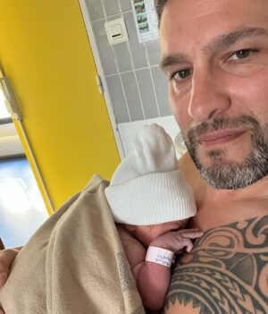 Sarah Lopez Instagram - Gérald et moi sommes heureux de partager avec vous, la toute première photo de notre trésor (et plein d’autres souvenirs figés). Après plusieurs jours à la maternité, quelques complications inattendues, Aaliyah a enfin découvert sa nouvelle maison et se porte, grâce à Dieu, comme un charme. Elle vous envoie depuis sa chambre de princesse, beaucoup de douceur, de tendresse et surtout énormément d’amour. Elle vient agrandir la plus belle des familles : celle que mon homme (qui a été d’un soutien et d’une force incroyable) m’a offert. Elle comble ses parents, son oncle et sa tante, ses grands-parents, son frère et sa sœur … et vous remercie pour toutes les jolies choses que vous avez dit, envoyé, partagé pour elle et à son sujet. À toutes les tatas et tontons du web, mille mercis ! À toute les équipes médicales (c’est important !), mille autres remerciements et une immense gratitude ❤️