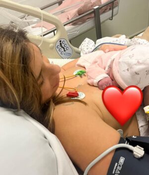 Sarah Lopez Instagram - Gérald et moi sommes heureux de partager avec vous, la toute première photo de notre trésor (et plein d’autres souvenirs figés). Après plusieurs jours à la maternité, quelques complications inattendues, Aaliyah a enfin découvert sa nouvelle maison et se porte, grâce à Dieu, comme un charme. Elle vous envoie depuis sa chambre de princesse, beaucoup de douceur, de tendresse et surtout énormément d’amour. Elle vient agrandir la plus belle des familles : celle que mon homme (qui a été d’un soutien et d’une force incroyable) m’a offert. Elle comble ses parents, son oncle et sa tante, ses grands-parents, son frère et sa sœur … et vous remercie pour toutes les jolies choses que vous avez dit, envoyé, partagé pour elle et à son sujet. À toutes les tatas et tontons du web, mille mercis ! À toute les équipes médicales (c’est important !), mille autres remerciements et une immense gratitude ❤️