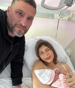 Sarah Lopez Instagram - Gérald et moi sommes heureux de partager avec vous, la toute première photo de notre trésor (et plein d’autres souvenirs figés). Après plusieurs jours à la maternité, quelques complications inattendues, Aaliyah a enfin découvert sa nouvelle maison et se porte, grâce à Dieu, comme un charme. Elle vous envoie depuis sa chambre de princesse, beaucoup de douceur, de tendresse et surtout énormément d’amour. Elle vient agrandir la plus belle des familles : celle que mon homme (qui a été d’un soutien et d’une force incroyable) m’a offert. Elle comble ses parents, son oncle et sa tante, ses grands-parents, son frère et sa sœur … et vous remercie pour toutes les jolies choses que vous avez dit, envoyé, partagé pour elle et à son sujet. À toutes les tatas et tontons du web, mille mercis ! À toute les équipes médicales (c’est important !), mille autres remerciements et une immense gratitude ❤️
