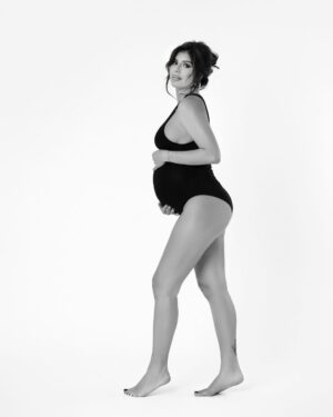 Sarah Lopez Instagram - C’est la dernière ligne droite avec baby A, tout s’accélère… mais on pense toujours fort à vous avec mon chéri parce que vous nous entourez d’un amour incroyable et qu’on compte bien former une immense famille avec vous toutes et tous. #34sa 

📸 by @studio.one.dxb 
💄 by @beauty_sahoumtie_mua 
💆‍♀️ by @shad.hair