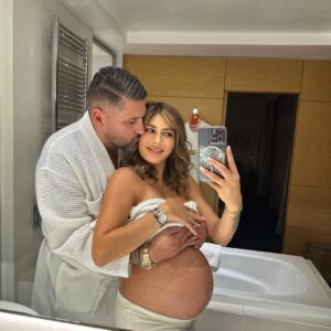 Sarah Lopez Instagram - 31 semaines … on a hâte de te rencontrer ma fille 💗 bonne Saint Valentin à tous. Une première pour nous 3 ❤️ et vous vous faites quoi ce soir ?