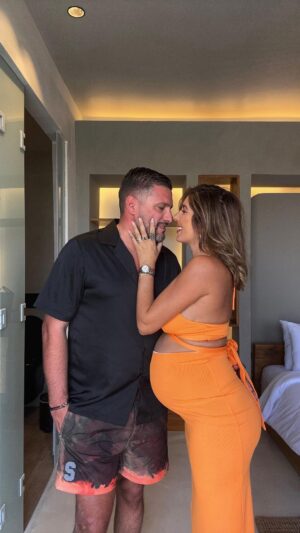 Sarah Lopez Instagram - Après un mois loin de toi. Je suis contente de retrouver tes bras et ta présence auprès de moi. On continue ce chemin à deux en attendant notre princesse ❤️