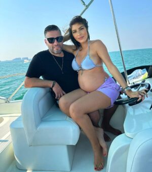 Sarah Lopez Instagram - Contrairement au mien, je sais que tu seras le père présent et idéal pour notre fille. Je t’aime, je vous aime. #26sa