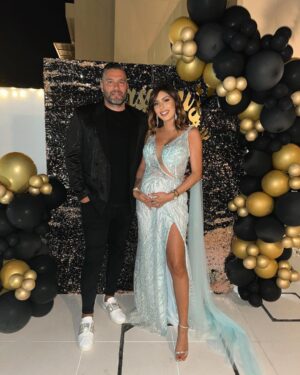 Sarah Lopez Instagram - Chère 2022, 

En 2023, je serai maman si Dieu veut. Maman ! Tu te rends compte ? Moi, en tout cas, j’y pense fort et depuis tellement longtemps. Certains rêvent de construire des empires… et moi, juste de fonder ma propre famille. C’est vrai que tu m’as emmené vers des routes sinueuses, fait affronter de grosses épreuves mais 2022, moi j’ai décidé de ne retenir que le bon. Que le bon. Je te laisse, je dois profiter des êtres chers qui ont rendu cette année si jolie finalement. Je t’embrasse 2022 et si tu pouvais glisser un mot à 2023, j’en serai ravie. Je souhaite que toutes les belles personnes qui me suivent soient en bonne santé, en bonne compagnie et réalisent tous leurs rêves.