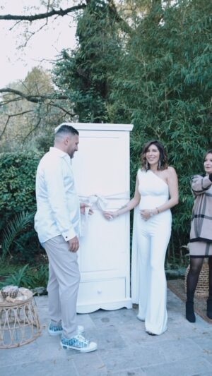 Sarah Lopez Instagram - J’aurais aimé tous vous avoir à mes côtés pour ce moment incroyable : notre Gender Reveal. Vous qui avez grandement contribué à mon bonheur. Vous à qui je dois tant. Vous que je veux remercier chaque matin en me réveillant et chaque soir en m’endormant. Alors pour vous prouver ma gratitude, j’ai fait préparer une jolie vidéo qui retrace si bien l’événement : les larmes de joie, les rires, les belles personnes qui y ont assisté… bref les plus beaux souvenirs de ce dimanche merveilleux. Au fait, je vous laisse découvrir le sexe de notre bébé et je lui parlerai dans quelques petits mois, de vous. Vous, ma deuxième famille. 🤍

Un immense merci à :

Décoratrice : @ohmonamour_ 
Pâtissière : @b_deelices 
Fleuriste : @floraluxewedding 
Photographe : @chloethphoto 
Animation photobooth/caméra 360 : @nicephotobox 
Et à la meilleure vidéaste de France et d’ailleurs : @oxana.ph_