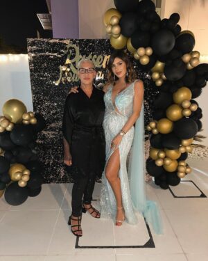 Sarah Lopez Instagram - Chère 2022, 

En 2023, je serai maman si Dieu veut. Maman ! Tu te rends compte ? Moi, en tout cas, j’y pense fort et depuis tellement longtemps. Certains rêvent de construire des empires… et moi, juste de fonder ma propre famille. C’est vrai que tu m’as emmené vers des routes sinueuses, fait affronter de grosses épreuves mais 2022, moi j’ai décidé de ne retenir que le bon. Que le bon. Je te laisse, je dois profiter des êtres chers qui ont rendu cette année si jolie finalement. Je t’embrasse 2022 et si tu pouvais glisser un mot à 2023, j’en serai ravie. Je souhaite que toutes les belles personnes qui me suivent soient en bonne santé, en bonne compagnie et réalisent tous leurs rêves.