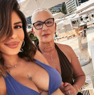 Sarah Lopez Instagram - Et encore une semaine passée de plus avec toi ma fille et en compagnie de ta mamie. Il y’a un an jamais j’aurais pu imaginer en être là ❤️ #23sa