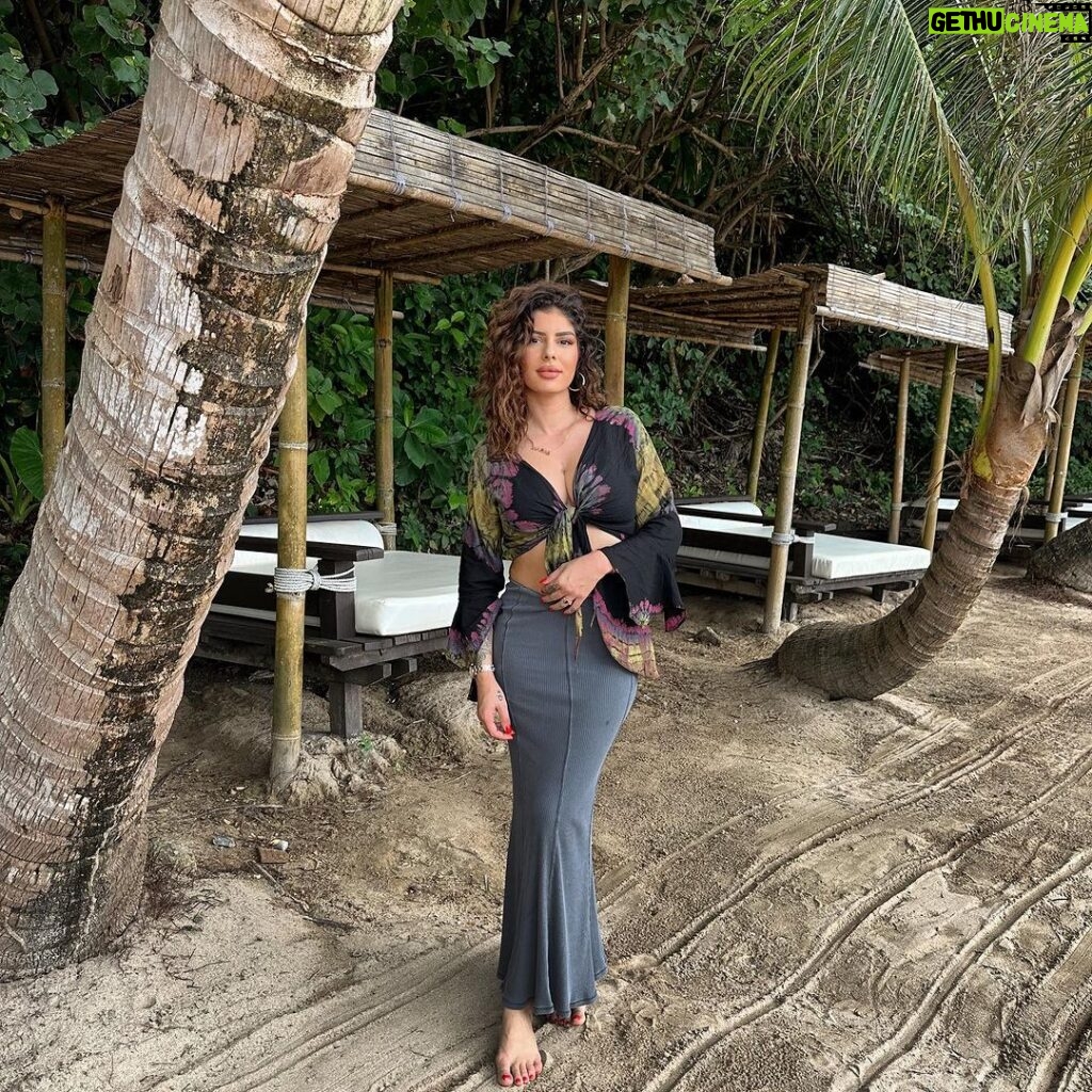 Sarah Lopez Instagram - Je me suis de nouveau bouclé les cheveux puisque tout le monde a fini par me dire que le rendu était plutôt pas mal… vous aimez toujours ? Photo prise en Thaïlande à @pimalaikohlanta , destination que je recommande en famille. Vrai bonheur merci @odasie_voyages ☺️ Pimalai Resort & Spa , Koh Lanta