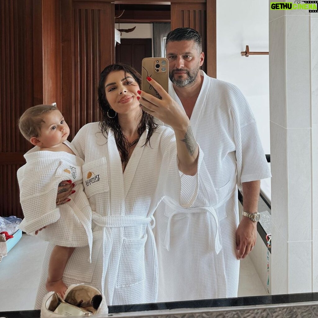 Sarah Lopez Instagram - Après 👨‍👩‍👦 / Avant 🤰ma famille que j’aime 🥰 Pimalai Resort and Spa