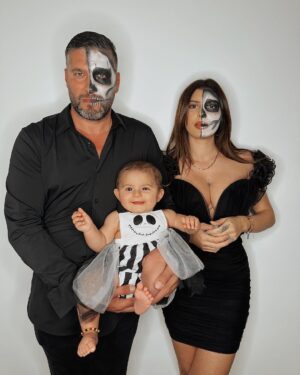 Sarah Lopez Instagram - Des bonbons ou un gros câlin d’Aaliyah ? Premier Halloween en famille et on s’est tous prêtés au jeu des déguisements… alors, vous en pensez quoi de mon pizzaiolo malhabile et de ma princesse ?