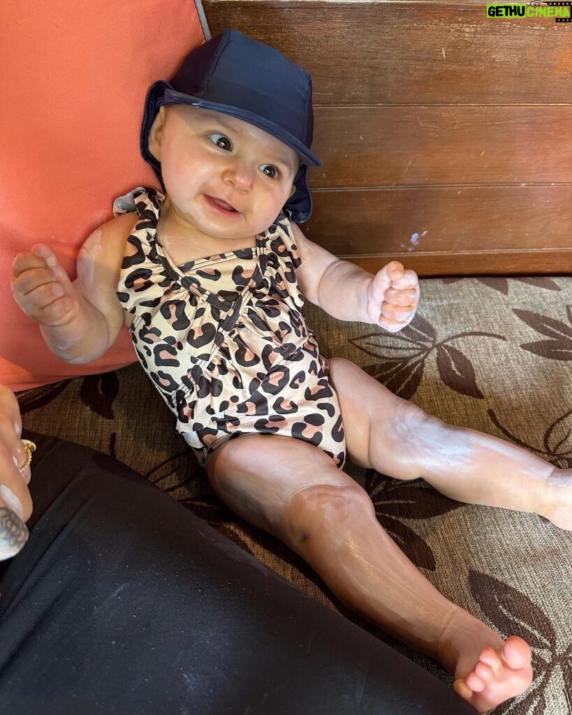 Sarah Lopez Instagram - Que les vacances en Thaïlande commencent !! Je suis trop contente d’être parti en famille ❤️ ça va être que des moments incroyables ! J’ai hâte de vous faire vivre ça 😍🇹🇭 Aaliyah est pas trop mignonne avec son maillot de bain léopard 🐆 ? 🫠 The Vijitt Resort Phuket