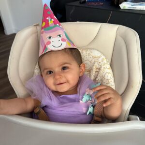 Sarah Lopez Instagram - 7 mois que tu fais parti de notre vie et quel cadeau 🎁 ! Alors oui je le fête chaque mois car tu as changé  notre vie 💜 Alors le thème 🦋 vous avez aimé ?