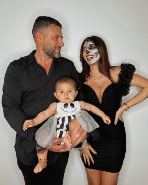 Sarah Lopez Instagram - Des bonbons ou un gros câlin d’Aaliyah ? Premier Halloween en famille et on s’est tous prêtés au jeu des déguisements… alors, vous en pensez quoi de mon pizzaiolo malhabile et de ma princesse ?