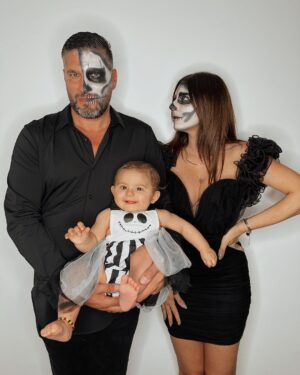 Sarah Lopez Instagram - Des bonbons ou un gros câlin d’Aaliyah ? Premier Halloween en famille et on s’est tous prêtés au jeu des déguisements… alors, vous en pensez quoi de mon pizzaiolo malhabile et de ma princesse ?