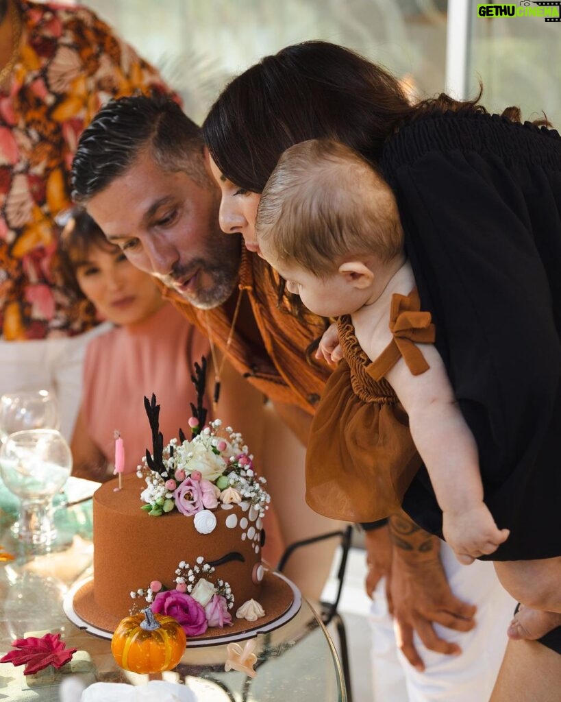 Sarah Lopez Instagram - 6eme moinniversaire de ma beauté ! 🎂 Les photos sont-elles elles pas sublimes ? Merci à ma @chloethphoto pour ces clichés tu es la best !