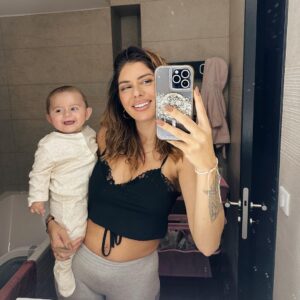 Sarah Lopez Instagram - Aaliyah tu grandis si vite … dans quelques jours tu auras 6 mois … je t’aime ❤️