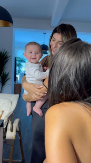 Sarah Lopez Instagram - 02/09/23 Moment magique. Son premier fou rire avec sa grande sœur ❤️