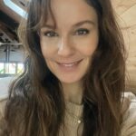 Sarah Wayne Callies Instagram - yes good lighting & tinted sunscreen ✨ also no filter & 💋 💋 💋 to my skincare partners @neovasmartskincare & @opatraskincare ✨