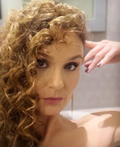 Sarah Wayne Callies Instagram - the ‘80s can keep calling 📞 never giving this look back 💋 #thecompanyyoukeep tonight 💋