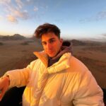 Sascha Burci Instagram - Guarda Mamma sono sul Battle Bus di Fortnite in real life!🎈In quale cittá mi lancio giù? 👀 (Guarda ultima foto) Wadi Rum Desert, Jordan