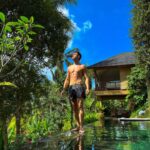 Sascha Burci Instagram - 🇮🇹: PENSO DI AVER AFFITTATO LA VILLA DI TARZAN! 🦧 Non mi era mai capitato di svegliarmi all’alba, in mezzo alla giungla, di mangiare con gli occhi un panorama del genere, di sentire almeno 100 tipi di versi di animali diversi, il cinguettio degli uccellini. Bali è davvero magica e rilassante, il mio corpo nonostante sia qua a registrare contenuti, si sta rigenerando 💆🏻‍♂️ Vi condividerò il nome e tutti i dettagli nel video di youtube che USCIRÀ PRESTO! 👉🏻 Secondo te quanto costa una dormire notte qua? 🇬🇧: I THINK I RENTED TARZAN'S VILLA! 🦧 It had never happened to me to wake up at dawn, in the middle of the jungle, to see such a view, to hear at least 100 different kinds of animal sounds, the chirping of birds. Bali is truly magical and relaxing place, my body despite being here recording content is regenerating 💆🏻‍♂️ I'll share the name and all the details of villas that i rented here in the youtube video COMING OUT SOON! 👉🏻 How much do you think a night's sleep here costs? Bali, Indonesia