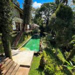 Sascha Burci Instagram - 🇮🇹: PENSO DI AVER AFFITTATO LA VILLA DI TARZAN! 🦧 Non mi era mai capitato di svegliarmi all’alba, in mezzo alla giungla, di mangiare con gli occhi un panorama del genere, di sentire almeno 100 tipi di versi di animali diversi, il cinguettio degli uccellini. Bali è davvero magica e rilassante, il mio corpo nonostante sia qua a registrare contenuti, si sta rigenerando 💆🏻‍♂️ Vi condividerò il nome e tutti i dettagli nel video di youtube che USCIRÀ PRESTO! 👉🏻 Secondo te quanto costa una dormire notte qua? 🇬🇧: I THINK I RENTED TARZAN'S VILLA! 🦧 It had never happened to me to wake up at dawn, in the middle of the jungle, to see such a view, to hear at least 100 different kinds of animal sounds, the chirping of birds. Bali is truly magical and relaxing place, my body despite being here recording content is regenerating 💆🏻‍♂️ I'll share the name and all the details of villas that i rented here in the youtube video COMING OUT SOON! 👉🏻 How much do you think a night's sleep here costs? Bali, Indonesia
