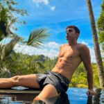 Sascha Burci Instagram - 🇮🇹: PENSO DI AVER AFFITTATO LA VILLA DI TARZAN! 🦧 Non mi era mai capitato di svegliarmi all’alba, in mezzo alla giungla, di mangiare con gli occhi un panorama del genere, di sentire almeno 100 tipi di versi di animali diversi, il cinguettio degli uccellini. Bali è davvero magica e rilassante, il mio corpo nonostante sia qua a registrare contenuti, si sta rigenerando 💆🏻‍♂️ Vi condividerò il nome e tutti i dettagli nel video di youtube che USCIRÀ PRESTO! 👉🏻 Secondo te quanto costa una dormire notte qua? 🇬🇧: I THINK I RENTED TARZAN'S VILLA! 🦧 It had never happened to me to wake up at dawn, in the middle of the jungle, to see such a view, to hear at least 100 different kinds of animal sounds, the chirping of birds. Bali is truly magical and relaxing place, my body despite being here recording content is regenerating 💆🏻‍♂️ I'll share the name and all the details of villas that i rented here in the youtube video COMING OUT SOON! 👉🏻 How much do you think a night's sleep here costs? Bali, Indonesia