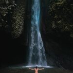 Sascha Burci Instagram - 🇮🇹: La pace nel forte rumore della cascata. L’adrenalina stando immobili in mezzo alla natura. Il benessere, il focus, il godersi un momento indimenticabile, il tempo che si ferma e ti ritrovi bambino difronte a qualcosa di unico. Grazie Sascha per poter continuare a vivere esperienze del genere ed arricchirti sempre di più con quel qualcosa che non è materiale ma che rimarrà sempre tuo, dentro di te. 🇬🇧: Peace in the loud noise of the waterfall. The adrenalin rush from standing still in the midst of nature. The well-being, the focus, the enjoyment of an unforgettable moment, the time that stops and you find yourself a child in front of something unique. Thank you Sascha for being able to continue to have such experiences and to enrich yourself more and more with that something that is not material but will always remain yours, inside you. Bali, Indonesia