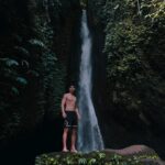 Sascha Burci Instagram - 🇮🇹: La pace nel forte rumore della cascata. L’adrenalina stando immobili in mezzo alla natura. Il benessere, il focus, il godersi un momento indimenticabile, il tempo che si ferma e ti ritrovi bambino difronte a qualcosa di unico. Grazie Sascha per poter continuare a vivere esperienze del genere ed arricchirti sempre di più con quel qualcosa che non è materiale ma che rimarrà sempre tuo, dentro di te. 🇬🇧: Peace in the loud noise of the waterfall. The adrenalin rush from standing still in the midst of nature. The well-being, the focus, the enjoyment of an unforgettable moment, the time that stops and you find yourself a child in front of something unique. Thank you Sascha for being able to continue to have such experiences and to enrich yourself more and more with that something that is not material but will always remain yours, inside you. Bali, Indonesia