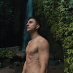 Sascha Burci Instagram - 🇮🇹: La pace nel forte rumore della cascata. L’adrenalina stando immobili in mezzo alla natura. Il benessere, il focus, il godersi un momento indimenticabile, il tempo che si ferma e ti ritrovi bambino difronte a qualcosa di unico. Grazie Sascha per poter continuare a vivere esperienze del genere ed arricchirti sempre di più con quel qualcosa che non è materiale ma che rimarrà sempre tuo, dentro di te. 🇬🇧: Peace in the loud noise of the waterfall. The adrenalin rush from standing still in the midst of nature. The well-being, the focus, the enjoyment of an unforgettable moment, the time that stops and you find yourself a child in front of something unique. Thank you Sascha for being able to continue to have such experiences and to enrich yourself more and more with that something that is not material but will always remain yours, inside you. Bali, Indonesia