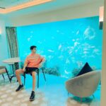 Sascha Burci Instagram - Oggi ho visitato la prima Villa Galleggiante al 🌏 e il palazzo della famiglia Reale! Tutto situato nell’arcipelago “The World Island” difronte a Dubai. Posso direi di essere stato miliardario per un giorno! 🎥 È uscito il video dell’esperienza su YT, link in Bio 🎥 Dubai - دبى