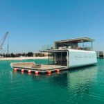Sascha Burci Instagram - Oggi ho visitato la prima Villa Galleggiante al 🌏 e il palazzo della famiglia Reale! Tutto situato nell’arcipelago “The World Island” difronte a Dubai. Posso direi di essere stato miliardario per un giorno! 🎥 È uscito il video dell’esperienza su YT, link in Bio 🎥 Dubai - دبى