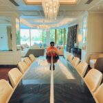 Sascha Burci Instagram - Oggi ho visitato la prima Villa Galleggiante al 🌏 e il palazzo della famiglia Reale! Tutto situato nell’arcipelago “The World Island” difronte a Dubai. Posso direi di essere stato miliardario per un giorno! 🎥 È uscito il video dell’esperienza su YT, link in Bio 🎥 Dubai - دبى