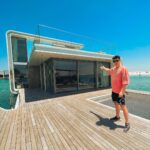 Sascha Burci Instagram - Oggi ho visitato la prima Villa Galleggiante al 🌏 e il palazzo della famiglia Reale! Tutto situato nell’arcipelago “The World Island” difronte a Dubai. Posso direi di essere stato miliardario per un giorno! 🎥 È uscito il video dell’esperienza su YT, link in Bio 🎥 Dubai - دبى