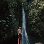 Sascha Burci Instagram - 🇮🇹: La pace nel forte rumore della cascata. L’adrenalina stando immobili in mezzo alla natura. Il benessere, il focus, il godersi un momento indimenticabile, il tempo che si ferma e ti ritrovi bambino difronte a qualcosa di unico. Grazie Sascha per poter continuare a vivere esperienze del genere ed arricchirti sempre di più con quel qualcosa che non è materiale ma che rimarrà sempre tuo, dentro di te. 🇬🇧: Peace in the loud noise of the waterfall. The adrenalin rush from standing still in the midst of nature. The well-being, the focus, the enjoyment of an unforgettable moment, the time that stops and you find yourself a child in front of something unique. Thank you Sascha for being able to continue to have such experiences and to enrich yourself more and more with that something that is not material but will always remain yours, inside you. Bali, Indonesia
