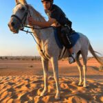 Sascha Burci Instagram - ⬇️GUARDA il mio carosello pazzerello a Dubai 🇦🇪: 1. Io con la mia Gang 👊🏻 2. Io che consolo un cavallo dopo che gli ho detto che tanto tempo fa mangiavo i suoi simili.. 3. Foto di Famiglia 💖 4. Un gattone troppo affettuoso. 5. Il primo selfie risale a 200.000 anni fa, guarda! 6. Quando mi sveglio Van Gogh 🎨 7. La mia prima “””opera d’arte””” 8. La mia ombra è più bella di me. 9. “Wow” cit. 10. I’m a street photographer! 📸 Dubai - دبى