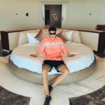 Sascha Burci Instagram - Oggi ho visitato la prima Villa Galleggiante al 🌏 e il palazzo della famiglia Reale! Tutto situato nell’arcipelago “The World Island” difronte a Dubai. Posso direi di essere stato miliardario per un giorno! 🎥 È uscito il video dell’esperienza su YT, link in Bio 🎥 Dubai - دبى
