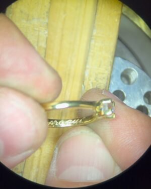 Sascha Burci Instagram - 🇮🇹: Grazie per aver tirato su un ometto così forte! Ti meriti un regalo speciale Mamma. Ecco un anello 100% Oro Italiano, raccolto dal fiume e forgiato in laboratorio da me 💍 “Saró sempre qui” anche se ora abito tanto tanto lontato da te 🤍

🇬🇧: Thank you for raising such a strong man! You deserve a special gift Mum. Here is a 100% Italian Gold ring, collected from the river and forged in the workshop by me 💍 "I will always be here" even if I live far far away from you now 🤍