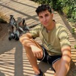 Sascha Burci Instagram - ⬇️GUARDA il mio carosello pazzerello a Dubai 🇦🇪: 1. Io con la mia Gang 👊🏻 2. Io che consolo un cavallo dopo che gli ho detto che tanto tempo fa mangiavo i suoi simili.. 3. Foto di Famiglia 💖 4. Un gattone troppo affettuoso. 5. Il primo selfie risale a 200.000 anni fa, guarda! 6. Quando mi sveglio Van Gogh 🎨 7. La mia prima “””opera d’arte””” 8. La mia ombra è più bella di me. 9. “Wow” cit. 10. I’m a street photographer! 📸 Dubai - دبى