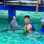 Sascha Burci Instagram - 🇮🇹: Limonate dure fra mammiferi🐬 Ho baciato qualcuno più intelligente di me, vorrei una seconda uscita, magari mi batte pure a scacchi. 🇬🇧: Passionate kisses between mammals🐬 I kissed someone smarter than me, I'd like a second date, maybe he even beats me at chess. Isla Margarita Venezuela