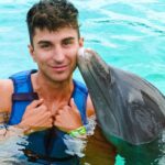 Sascha Burci Instagram - 🇮🇹: Limonate dure fra mammiferi🐬 Ho baciato qualcuno più intelligente di me, vorrei una seconda uscita, magari mi batte pure a scacchi. 🇬🇧: Passionate kisses between mammals🐬 I kissed someone smarter than me, I'd like a second date, maybe he even beats me at chess. Isla Margarita Venezuela